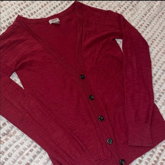 ✨2/$10 (M) Burgandy Cardigan - Picture 1 of 3